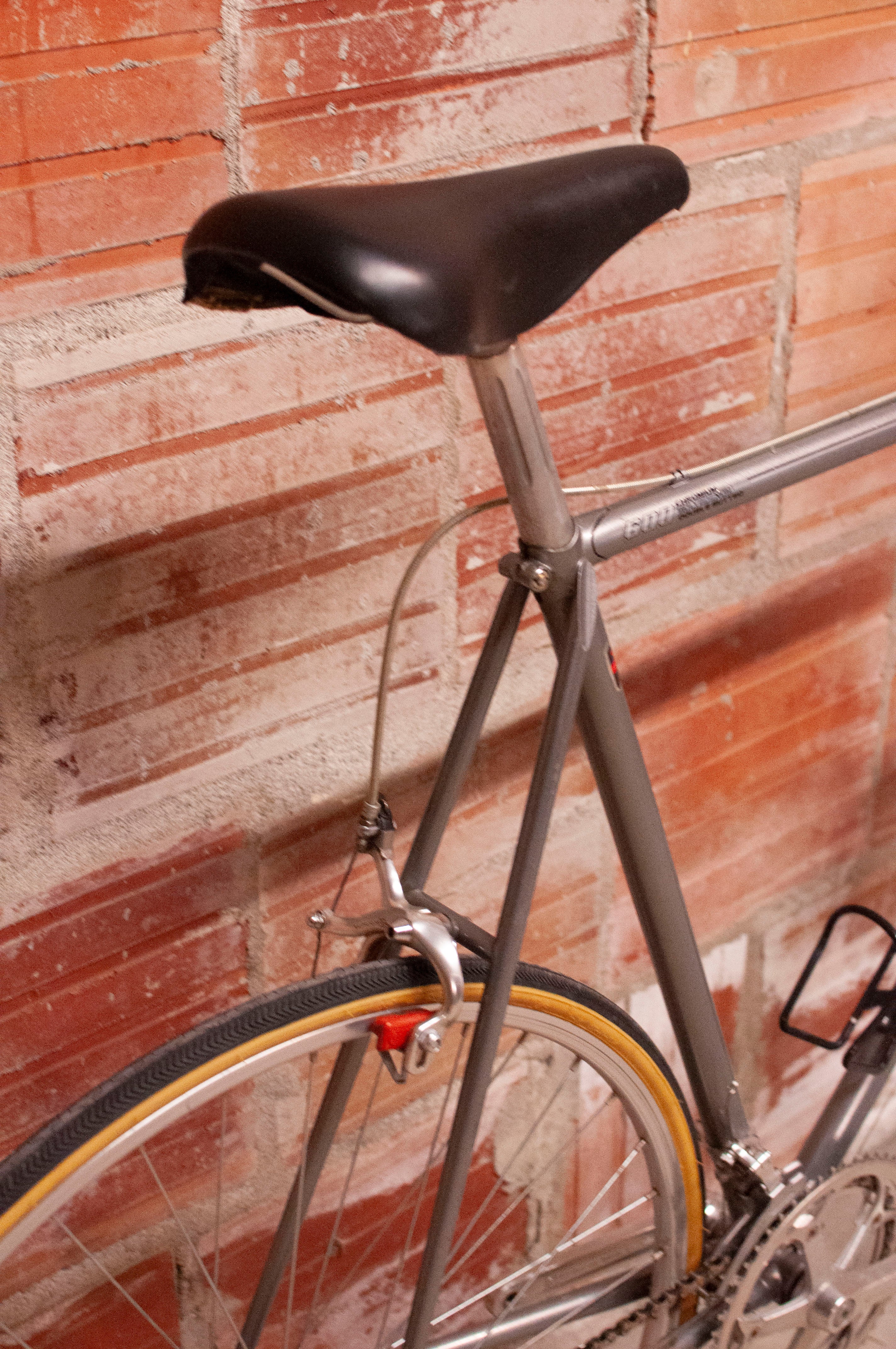 Vintage road bike online saddle